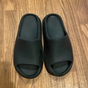 onyx yeezy slides size 8